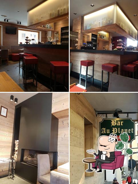 Siediti a un tavolo di Bar Au Planet