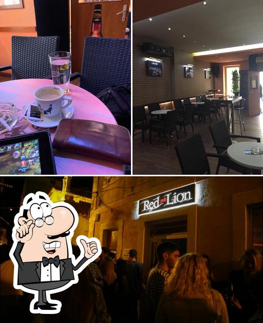 Siediti a un tavolo di Red Lion Pub