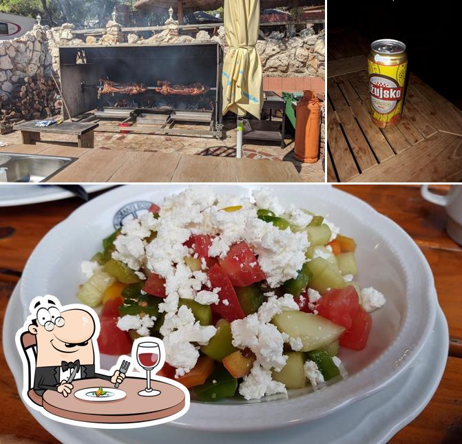 Tra le diverse cose da Konoba Pescaria si possono trovare la cibo e birra