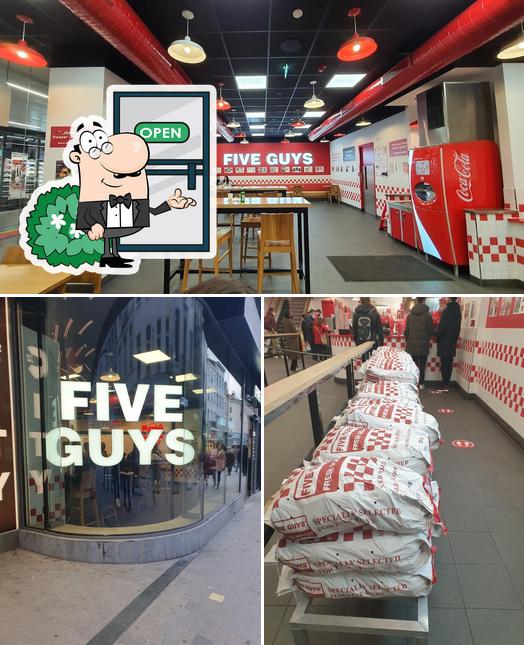 Jetez un coup d’oeil à la photo affichant la extérieur et intérieur concernant Five Guys Brussels