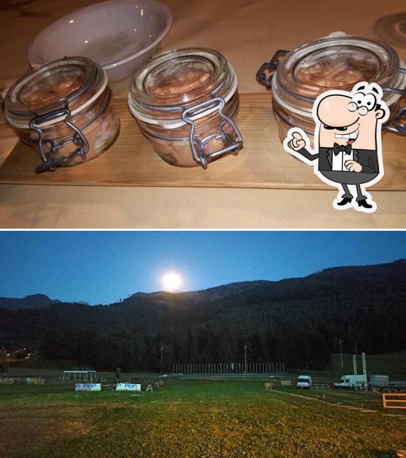 Goditi la vista dall'area esterna di La trattoria