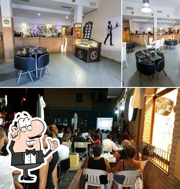 Siediti a un tavolo di RK Cafè
