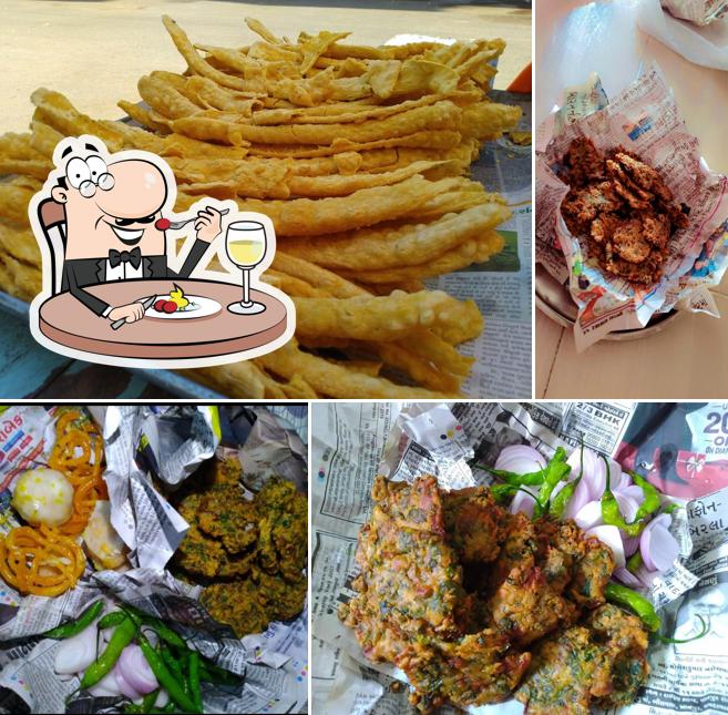 Food at Famous Nasta House (Tikadi Bhajiya)