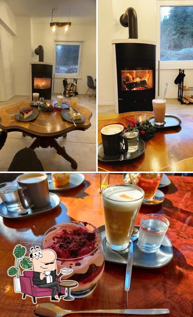 Voici la photo représentant la intérieur et nourriture sur Café Pause