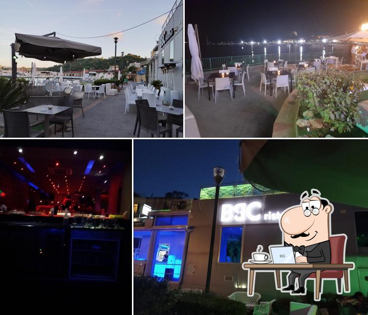 Siediti a un tavolo di Nereis Soundrink Bar