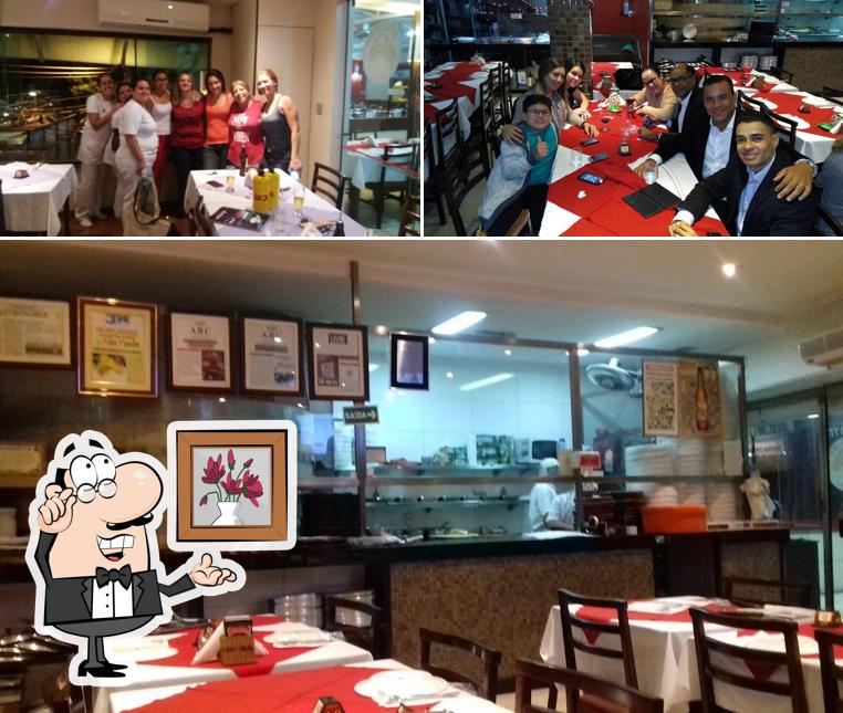 Sente em uma das mesas no Pizzaria Giradino