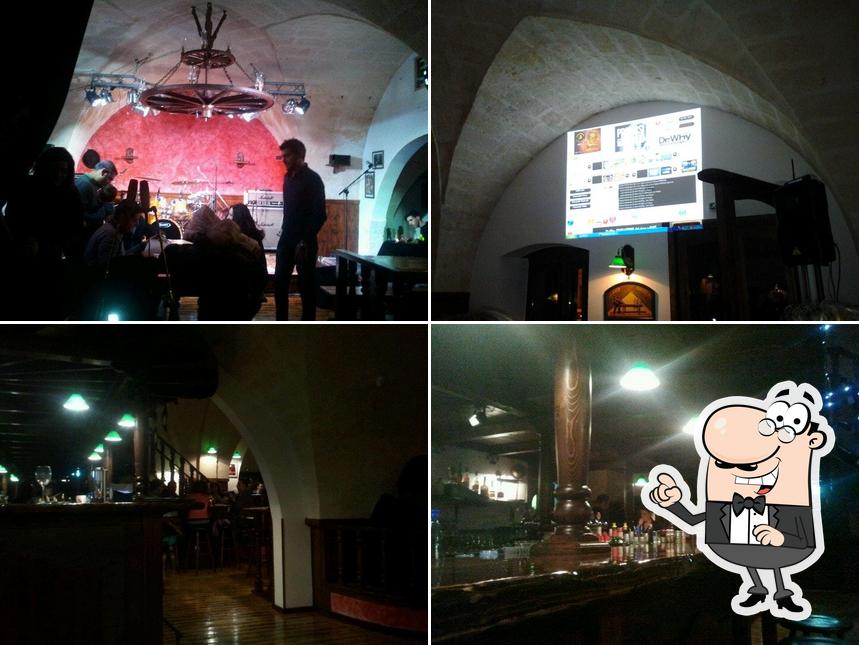 Go West Saloon si caratterizza per la interni e bancone da bar