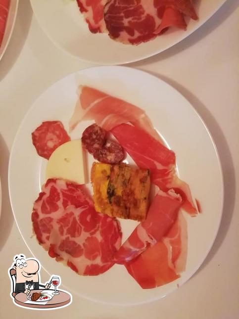 Ordina i piatti di carne a Borgo degli Amici