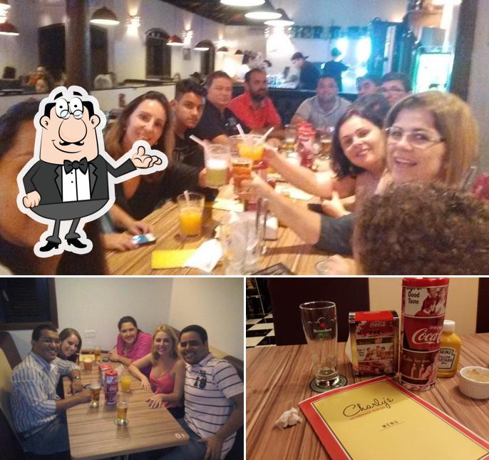 Veja imagens do interior do Charly´s Homemade Burger