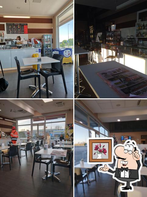 Dai un'occhiata agli interni di White Bar