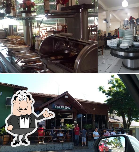 Sente em uma das mesas no Espeto na Brasa