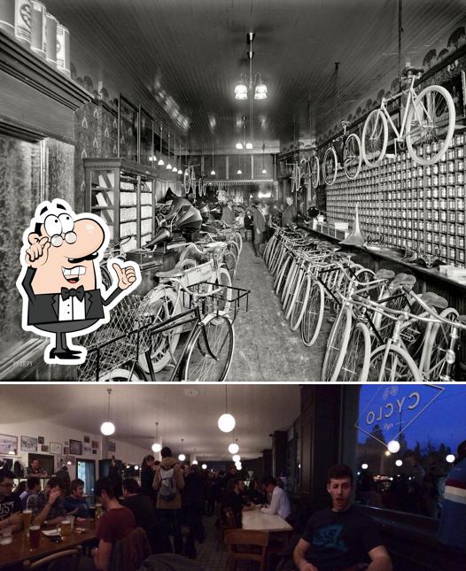 Installez-vous à l'une des tables de Cyclo Cafe