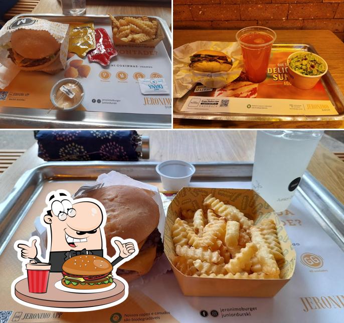 Deguste um dos hambúrgueres oferecidos no Madero & Jeronimo Burger Vila Olímpia