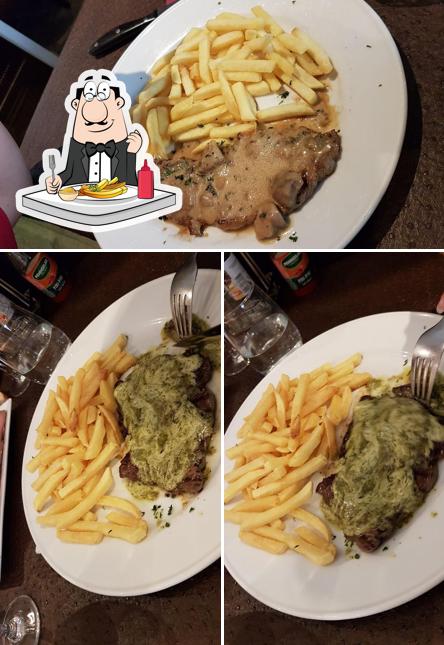 Ordina un piatto di patatine a Augustins Cafe