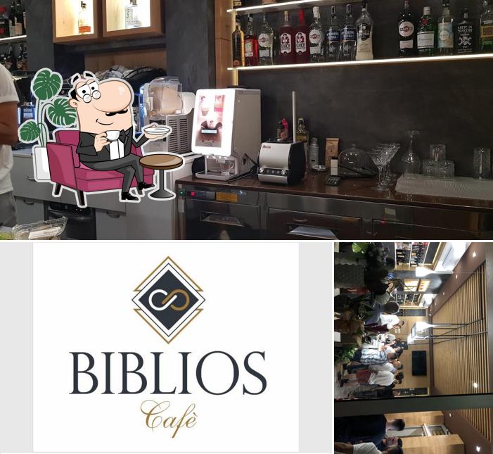 Gli interni di Biblios Cafè