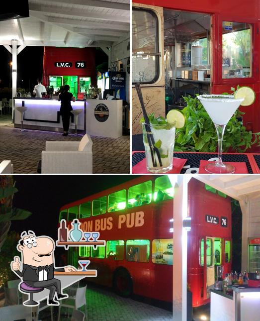 La foto di interni e alcol da London Bus Pub