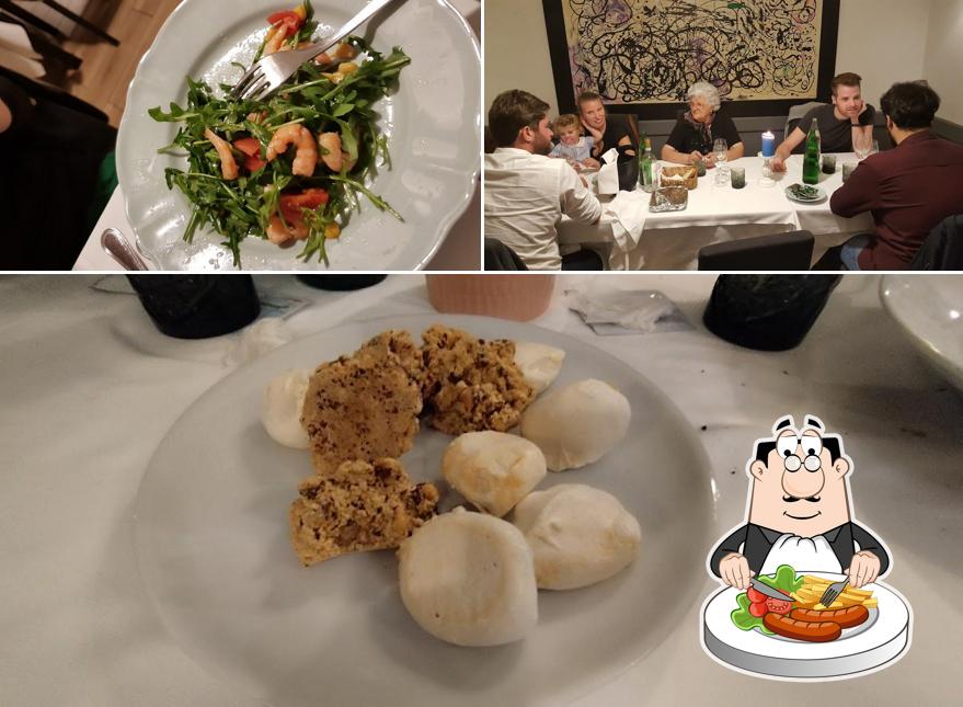 Tra le varie cose da Da Gastone si possono trovare la cibo e tavolo da pranzo
