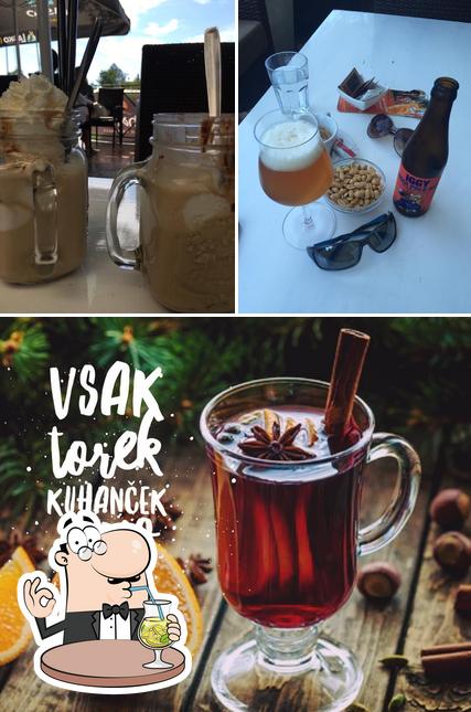 Goditi un drink dal menu