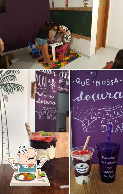 A comida e quadro-negro do restaurante