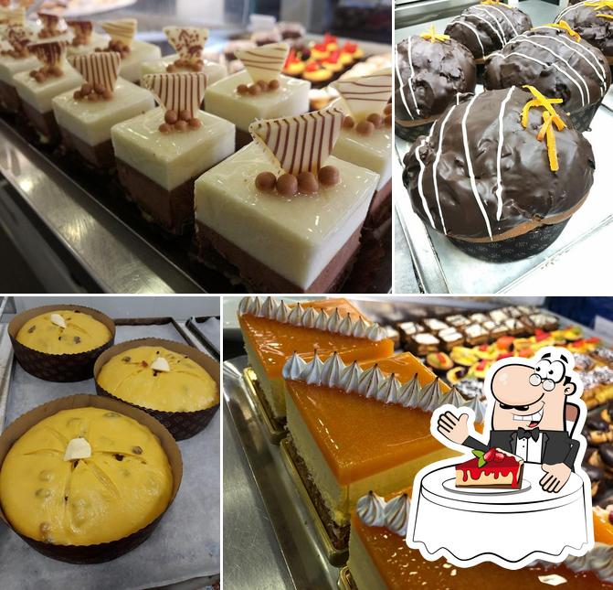 Pasticceria Duomo S.R.L. serve un'ampia gamma di dolci