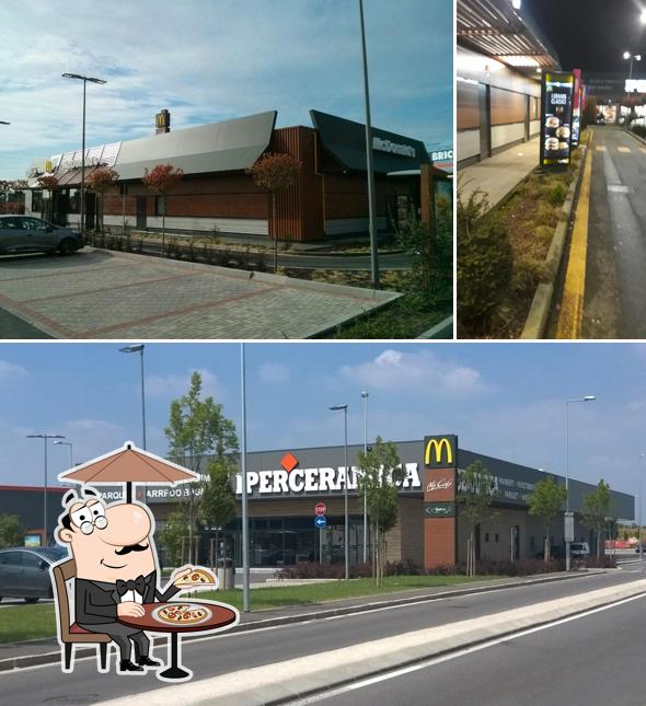 Goditi la vista dall'area esterna di McDonald's Dalmine