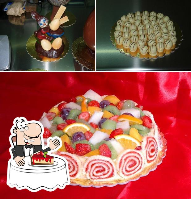 Fiorino Pasticceria Gelateria propone un'ampia gamma di dessert