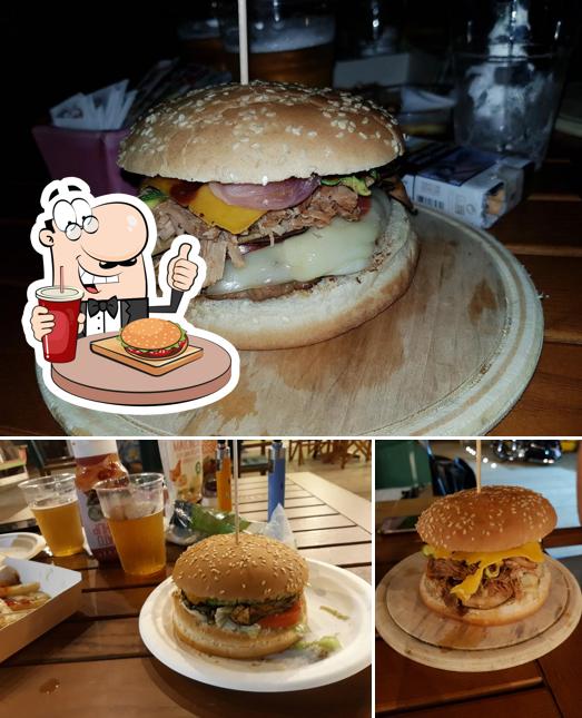 Prova un hamburger a Pin-up Street Café