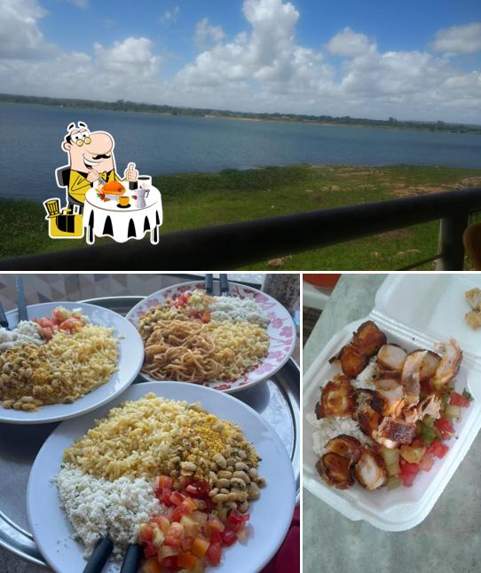 A comida e exterior do restaurante