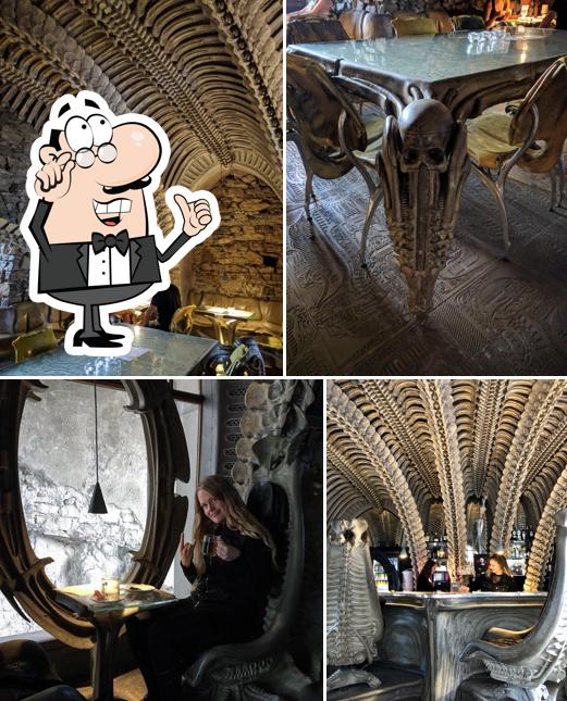 Dai un'occhiata agli interni di HR Giger Bar