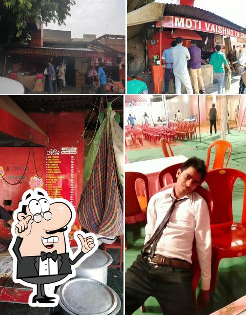 The interior of Moti Dhaba