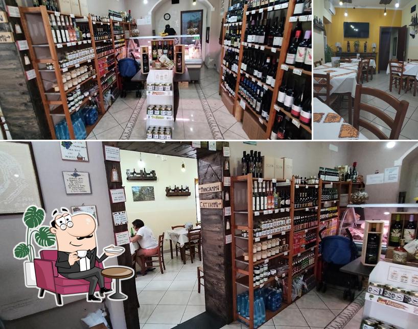 Siediti a un tavolo di il brillo parlante