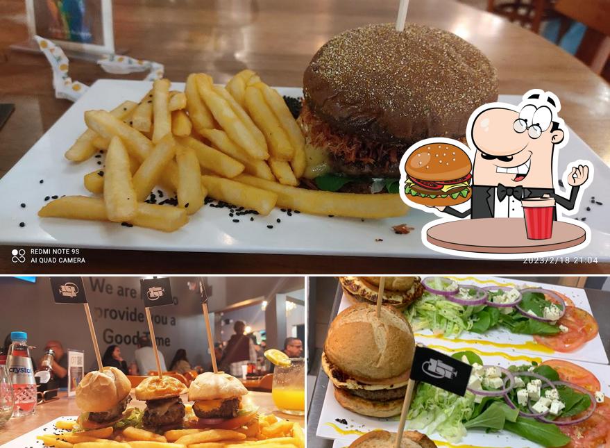 Peça um hambúrguer no Good Times Burger