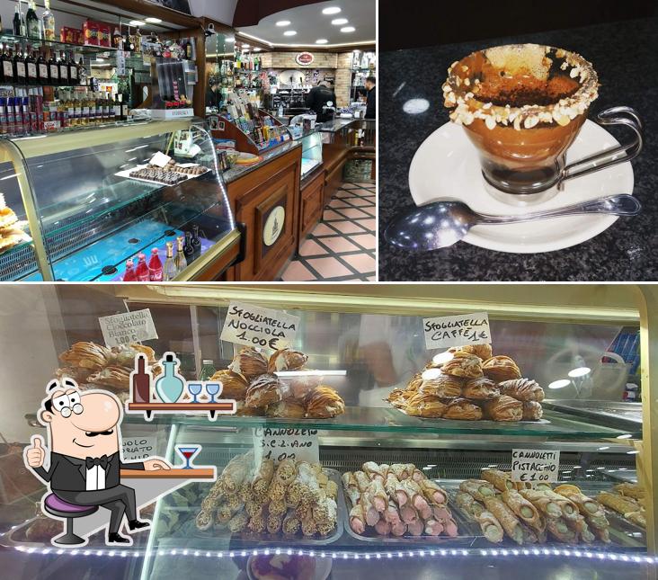 Siediti a un tavolo di Caffè Spaccanapoli