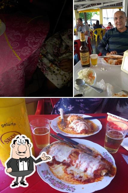Entre diferentes coisas, interior e bebida podem ser encontrados no Carrapatu's Bar