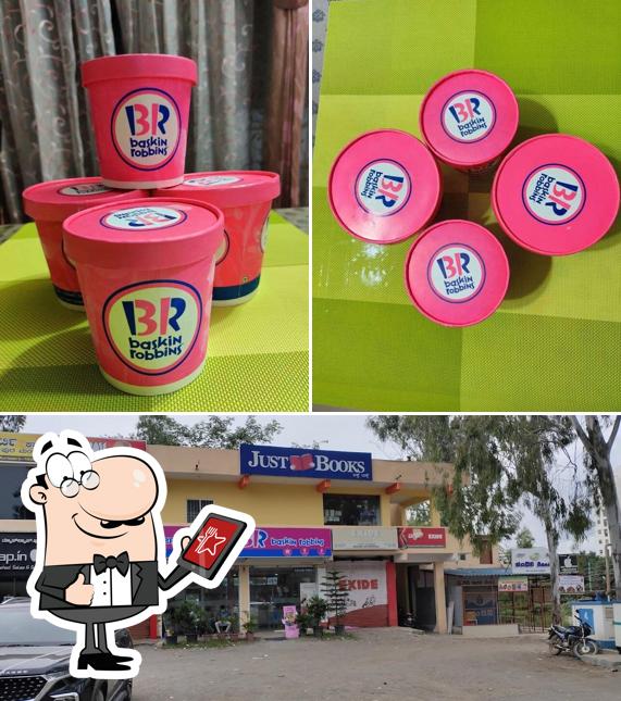 The exterior of Baskin Robbins