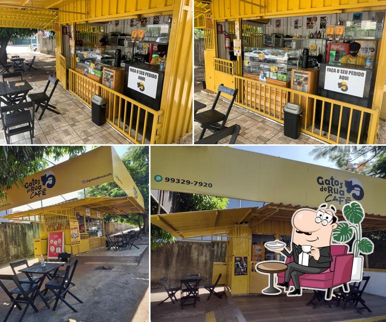 O interior do Gatos de Rua Café