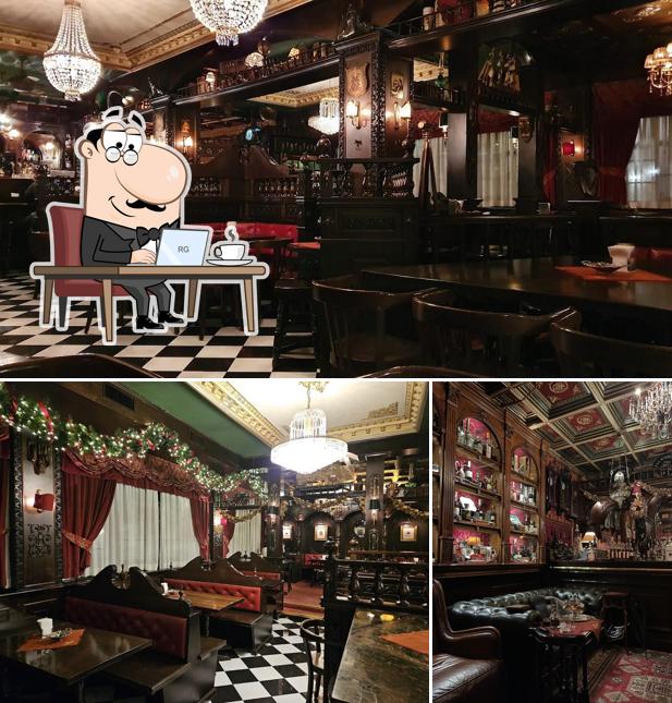 Dai un'occhiata agli interni di Wild Turkey Pub