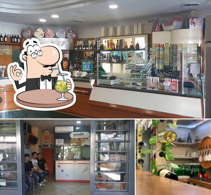 Dai un’occhiata alla foto che mostra la bevanda e interni di Caffetteria Remo