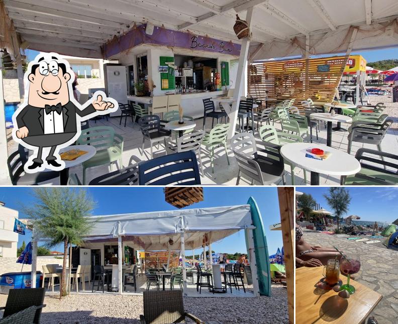 Siediti a un tavolo di Beach Bar Oaza