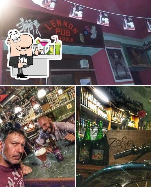 La bancone da bar e interni del ristorante