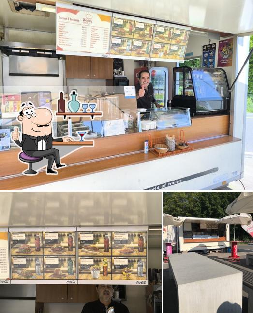 La foto della interni e cibo di Döner King Imbiss