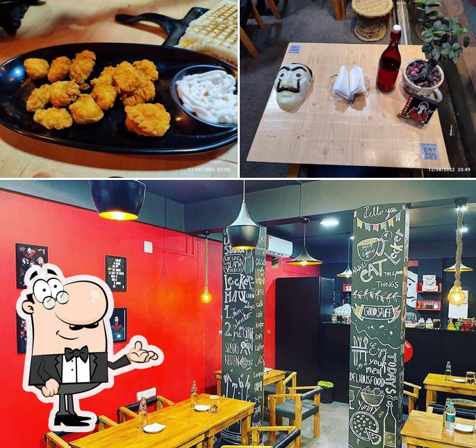 El Professor Cafe(Mug's Up Cafe) is distinguished by interior and food