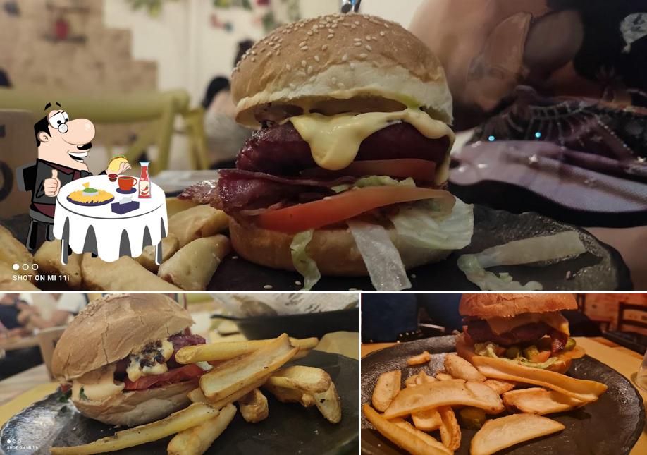 Concediti un bell'hamburger a Black Dog rocknfood Pub, braceria, friggitoria