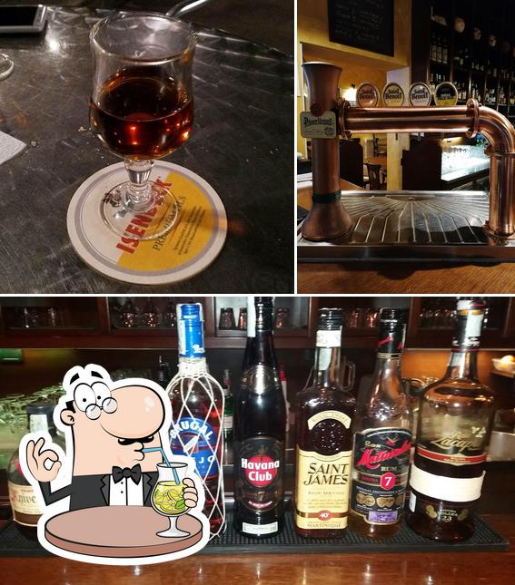 Questa è la immagine che raffigura la bevanda e esterno di Dos Rayas Pub