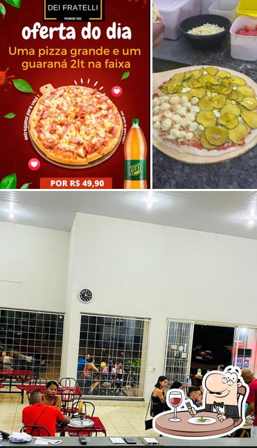 A comida e interior do restaurante