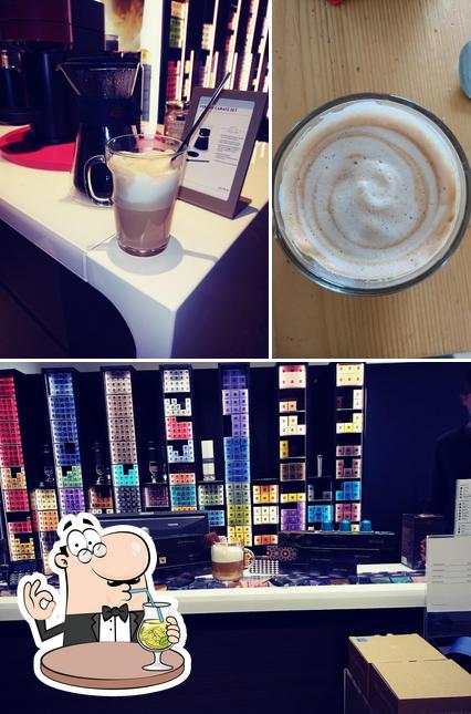 Questa è la immagine che mostra la bevanda e interni di Boutique Nespresso Cremona