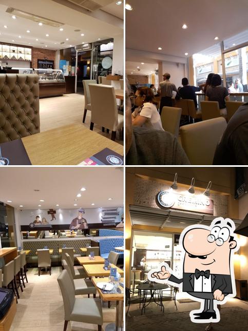Sente em uma das mesas no Cremino Gelato & Caffè
