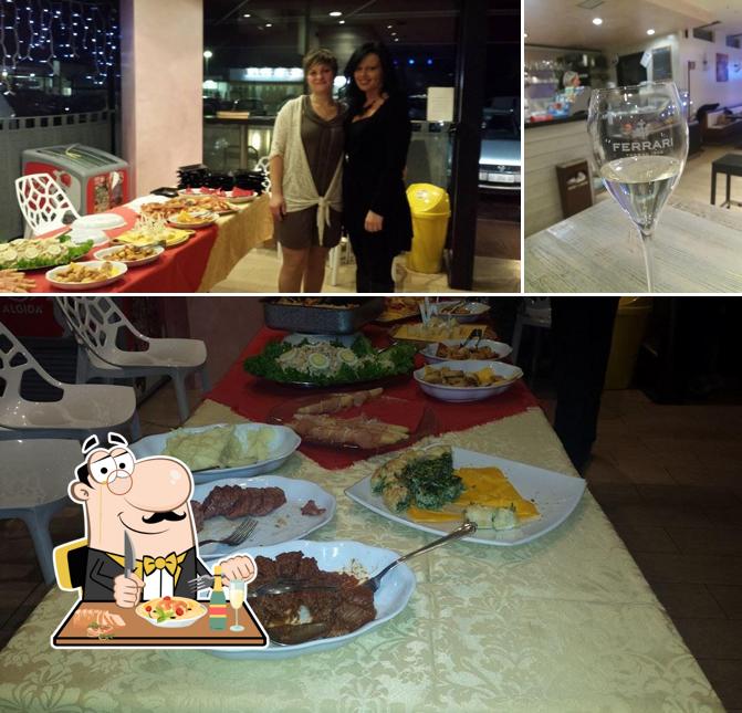 Al Calice Snak Bar si caratterizza per la cibo e alcol