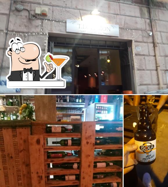 La bevanda e esterno del ristorante