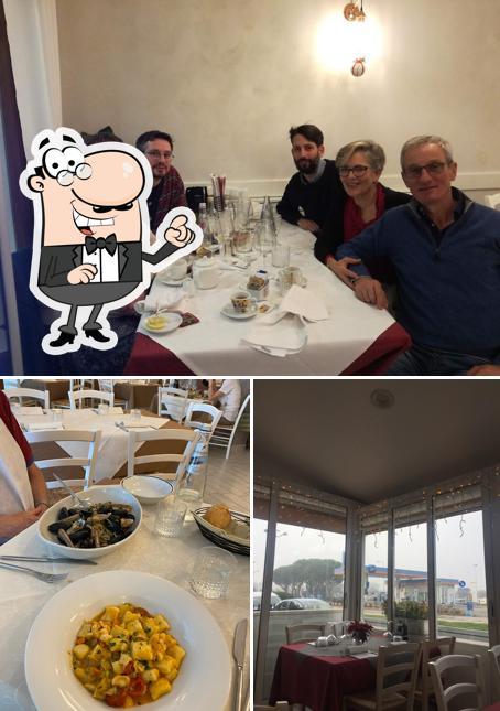 Ristorante Allo Scoglio Caorle si caratterizza per la interni e tavolo da pranzo